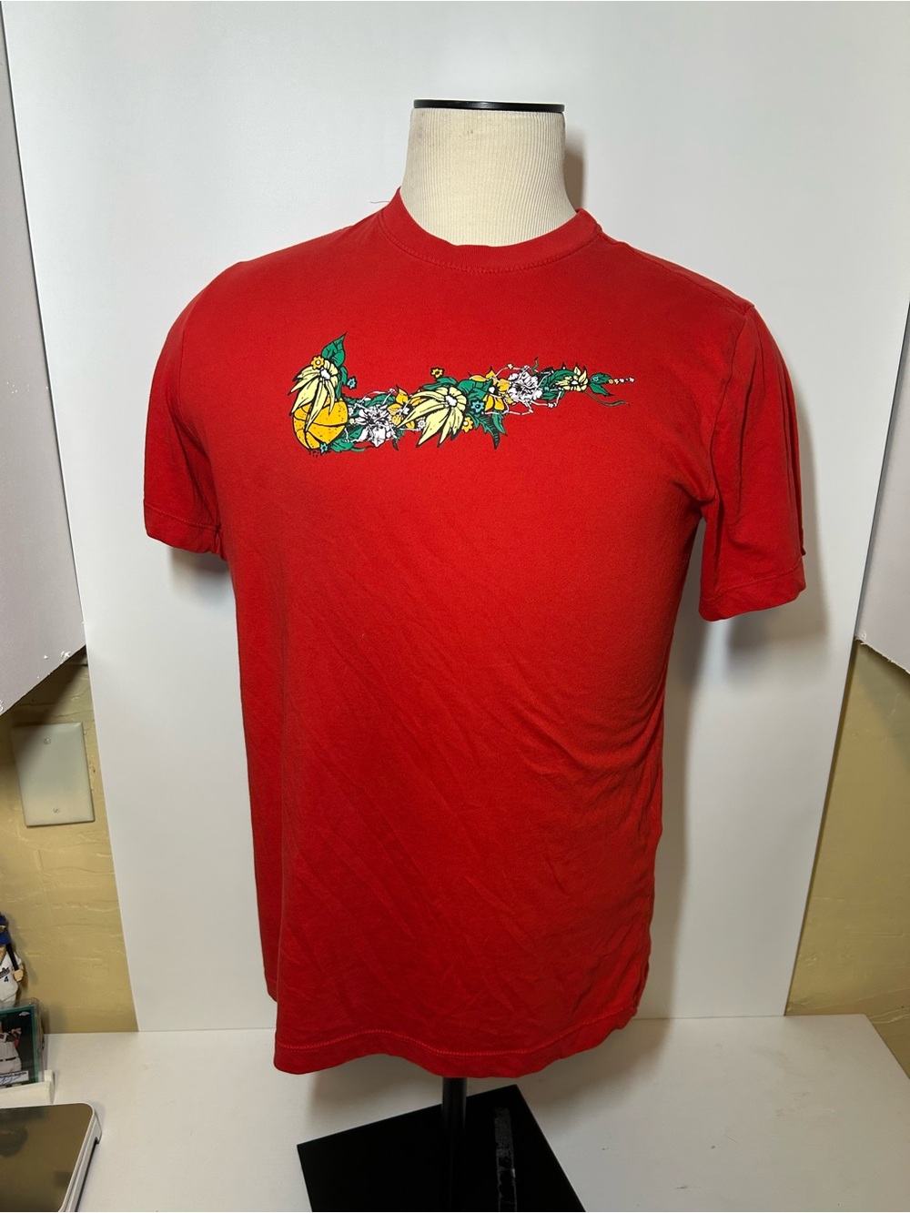 Red Men's Graphic Crewneck T-Shirt Nike